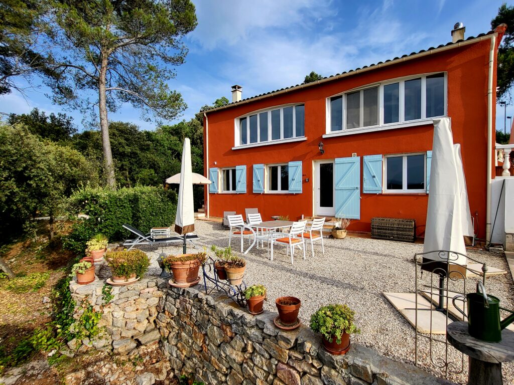 Voorzijde van Surplace met beneden Gîte Guillaume en boven de veranda van Villa Christine