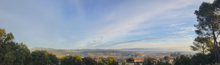 Panorama van Carcès en de omringende Provence-heuvels bij ochtendmist